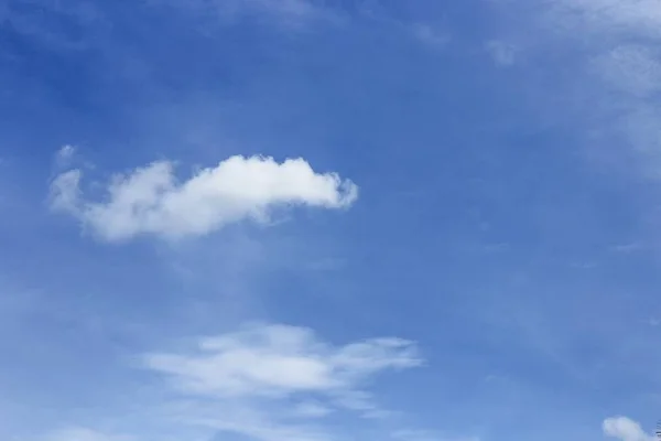 Błękitne niebo i chmura ogromna puszysty pięknej — Zdjęcie stockowe