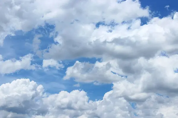 青い空に大きな雲と raincloud 自然のアート — ストック写真