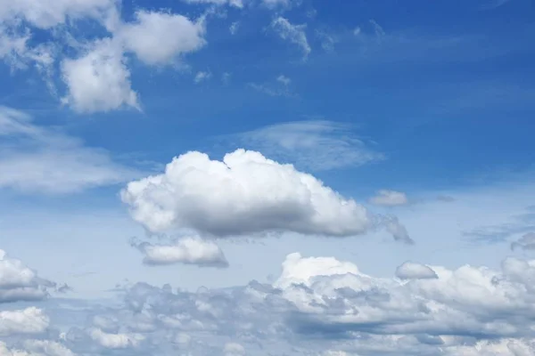 雲と青空の美しい自然 — ストック写真