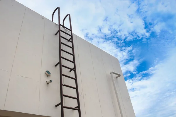 Escada velho metal industrial vertical para tanque de água — Fotografia de Stock