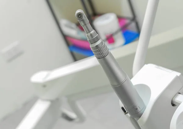 Herramienta motriz de taladro dental. (Pieza de mano de alta velocidad) Odontólogo de herramientas en la clínica dental — Foto de Stock