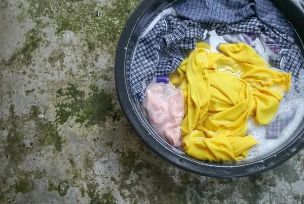 Geniet van de vuile kleren in het bekken zwart voor schone — Stockfoto