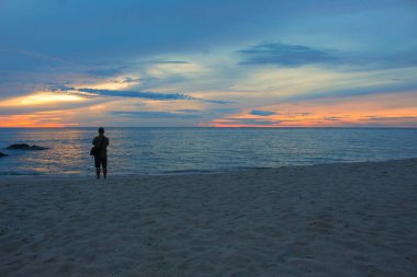Gündoğumu sabah zaman, plajda kameraman. Güzel 