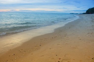 Renkli gökyüzü ve refleks su deniz ve plaj önce gündoğumu sabah zamanı 