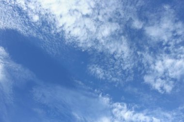 büyük bulut ile mavi gökyüzü. mavi gökyüzü ve hareketli raincloud 