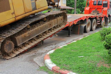 Bir inşaat siteye Taşınma günü çok güneşli Ekskavatör