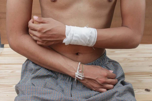 Bandage elastis. Konsep rasa sakit dan cedera. Anak muda memegang tangan diperban — Stok Foto