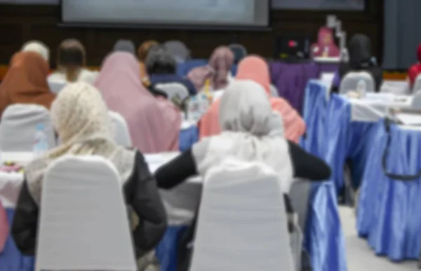 Enfoque borroso estudiantes universitarios sentados en una sala de conferencias —  Fotos de Stock