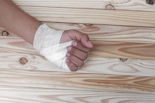 Venda de gasa la contusión de la mano. tratamiento de pacientes — Foto de Stock