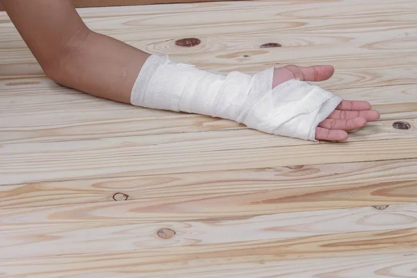 Gauze bandage the hand contusion. treating patients — Stock Photo, Image