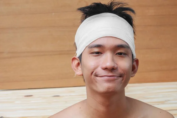 Anak muda dengan trauma di kepala. dengan perban medis — Stok Foto