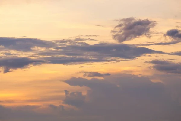 Ηλιοβασίλεμα. όμορφη φύση Sky και cloud στο ηλιοβασίλεμα, Sky πολύχρωμα s — Φωτογραφία Αρχείου