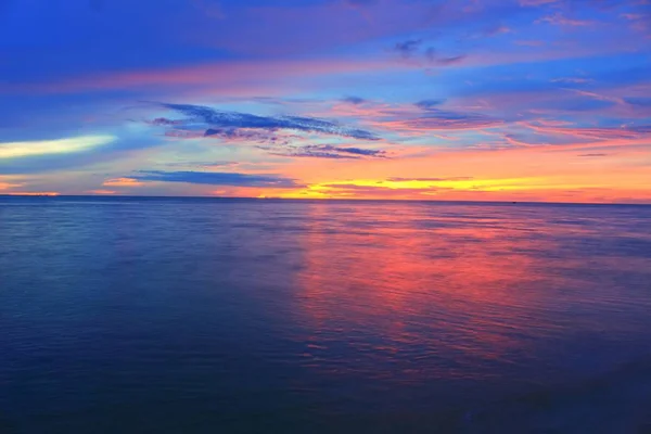 Sonnenaufgang am Morgen zuvor. bunter Himmel und Wasser im See spiegeln sich wider — Stockfoto