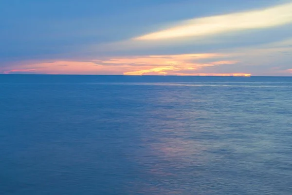 Hora do nascer do sol antes. Céu colorido e água no lago refletido — Fotografia de Stock