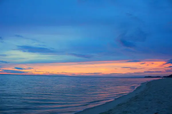 Hora do nascer do sol antes. Céu colorido e água no lago refletido — Fotografia de Stock