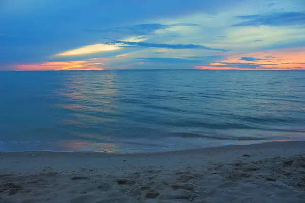 Nascer do sol hora da manhã antes do céu colorido e na água reflexa mar e praia — Fotografia de Stock