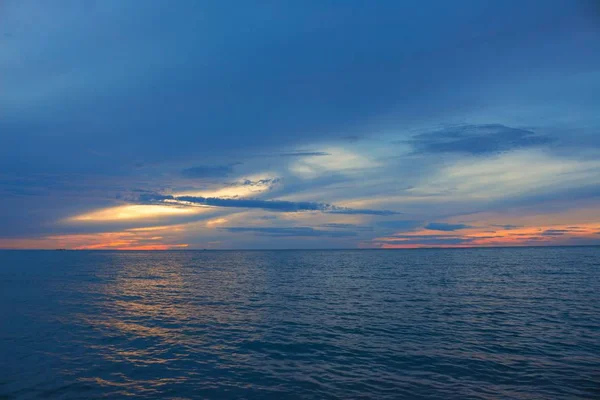 Восход солнца утром перед красочным небом и в рефлекторных водах моря и пляжа — стоковое фото