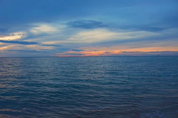 Nascer do sol hora da manhã antes do céu colorido e na água reflexa mar e praia — Fotografia de Stock