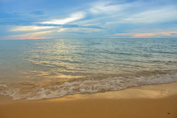 Nascer do sol hora da manhã antes do céu colorido e na água reflexa mar e praia — Fotografia de Stock