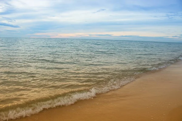 Nascer do sol hora da manhã antes do céu colorido e na água reflexa mar e praia — Fotografia de Stock