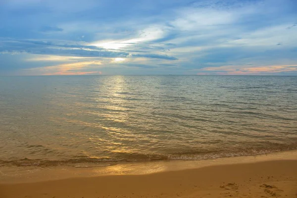 Nascer do sol hora da manhã antes do céu colorido e na água reflexa mar e praia — Fotografia de Stock