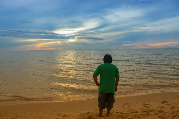 O homem voltou a olhar para o mar. relaxar nas férias — Fotografia de Stock