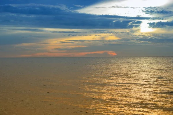 Sol uppgång reflekterande ljus bakgrund. Morgon till sjöss vacker, — Stockfoto