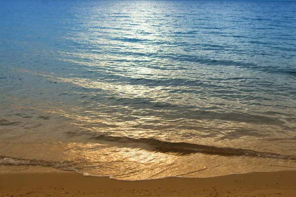 Salida del sol reflectante fondo de luz. Mañana en el mar hermosa , — Foto de Stock