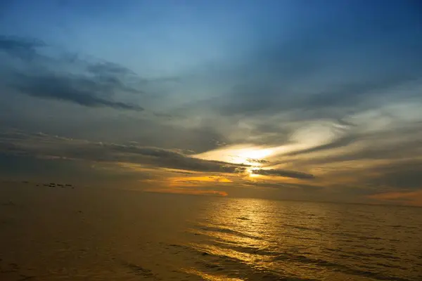 Nascer do sol fundo de luz reflexiva. Manhã no mar bonito , — Fotografia de Stock