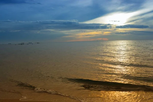 Hora do nascer do sol antes. Céu colorido e água no lago refletido — Fotografia de Stock