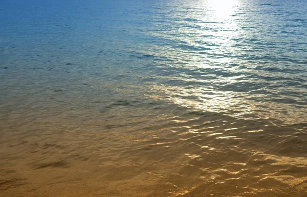 Hora do nascer do sol antes. Céu colorido e água no lago refletido — Fotografia de Stock