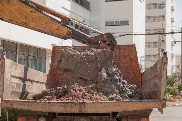 Excavator or soil, mud into truck body, Work in day with sunligh — Stock Photo, Image