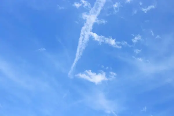 Mavi gökyüzü bulutlu arkaplan — Stok fotoğraf