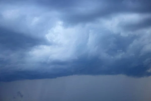 Blauer Himmel mit Regenschauern. — Stockfoto