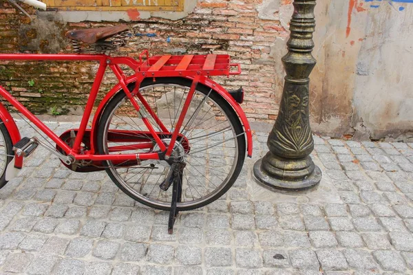 Vintage bike handlebar, Red bicycle near  old brick wall home background — Stock Photo, Image