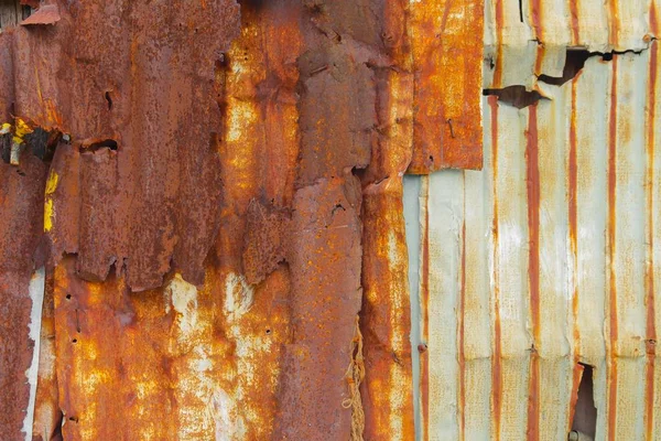 Padrão de parede de zinco. Textura de parede de metal ondulado enferrujado . — Fotografia de Stock