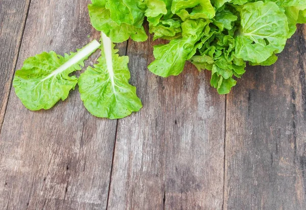 Col china verduras orgánicas en una mesa de madera — Foto de Stock