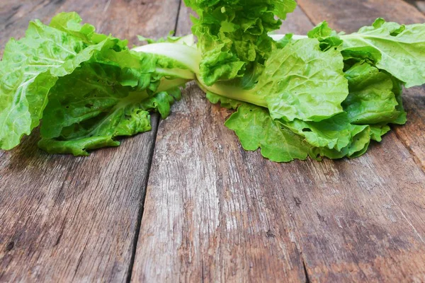 Col china verduras orgánicas en una mesa de madera — Foto de Stock