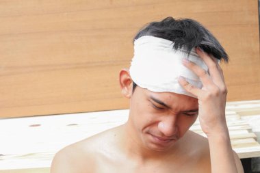 Kafa travması olan genç adam. tarafından tıbbi sargı 
