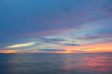 Sunrise önce sabah saat. Renkli gökyüzü ve aydınlatma ile göle su yansıtacak