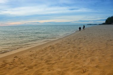 Gündoğumu ve plaj. Sabah deniz güzel, renkli gökyüzü ve refleks denizde su