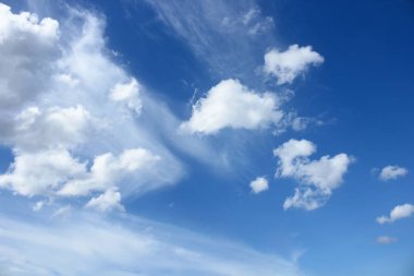 bulut ile mavi gökyüzü. Renkli canlı 