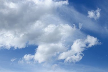 bulut ile mavi gökyüzü. Renkli canlı 