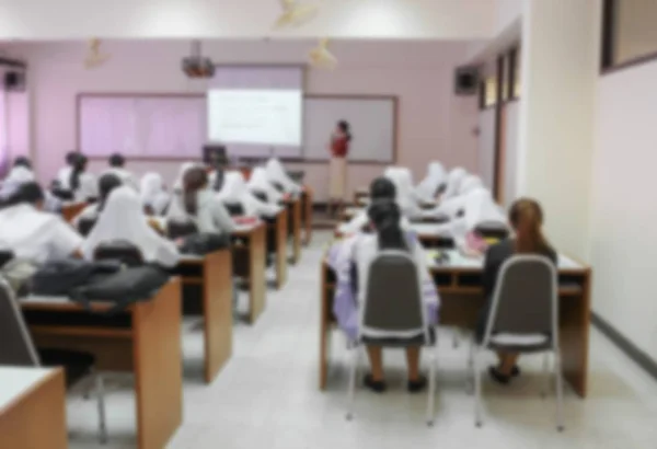 Sfocatura sfocata di studenti universitari seduti in classe — Foto Stock