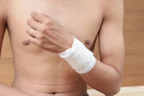 Bandage elastis. Konsep rasa sakit dan cedera. Anak muda memegang perban — Stok Foto