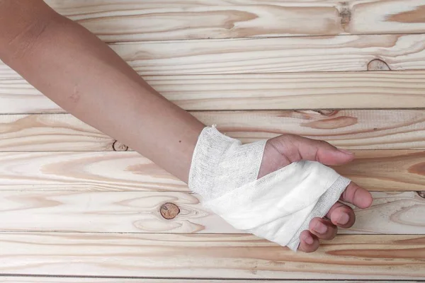 纱布绷带的手挫伤。治疗患者的手 — 图库照片
