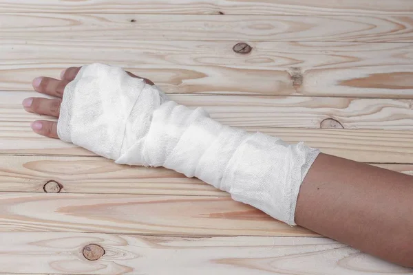 Gauze bandage the hand contusion. treating patients with hand — Stock Photo, Image