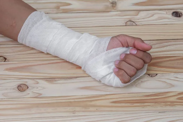 Gauze bandage the hand contusion. treating patients with hand — Stock Photo, Image