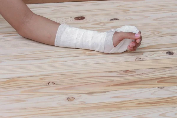 纱布绷带的手挫伤。治疗患者的手 — 图库照片