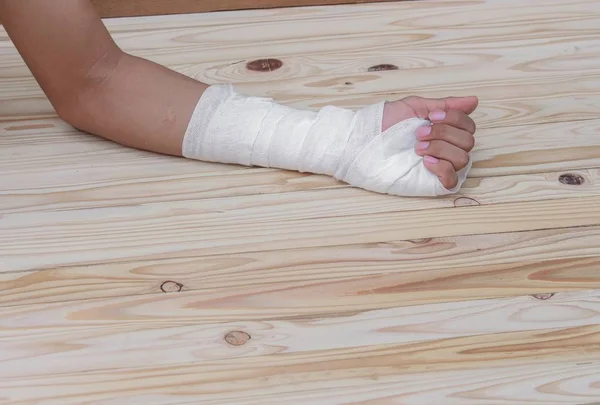 ガーゼ包帯手挫傷。一方の手で患者の治療 — ストック写真